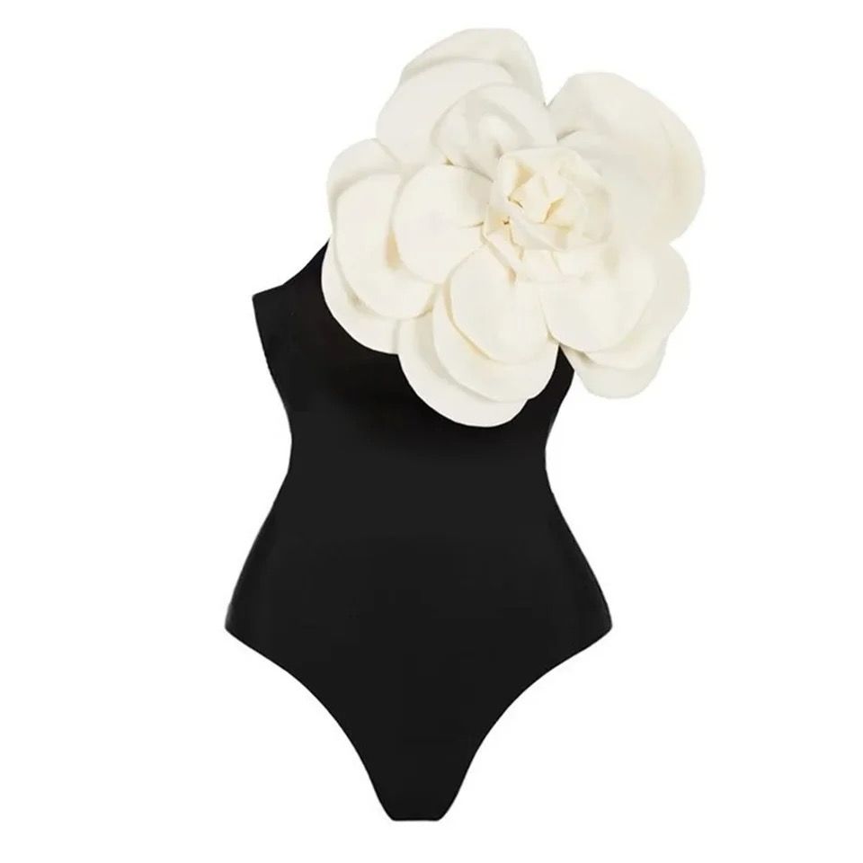 TRAJE DE BAÑO NEGRO CON FLOR BLANCA UN SOLO TIRANTE