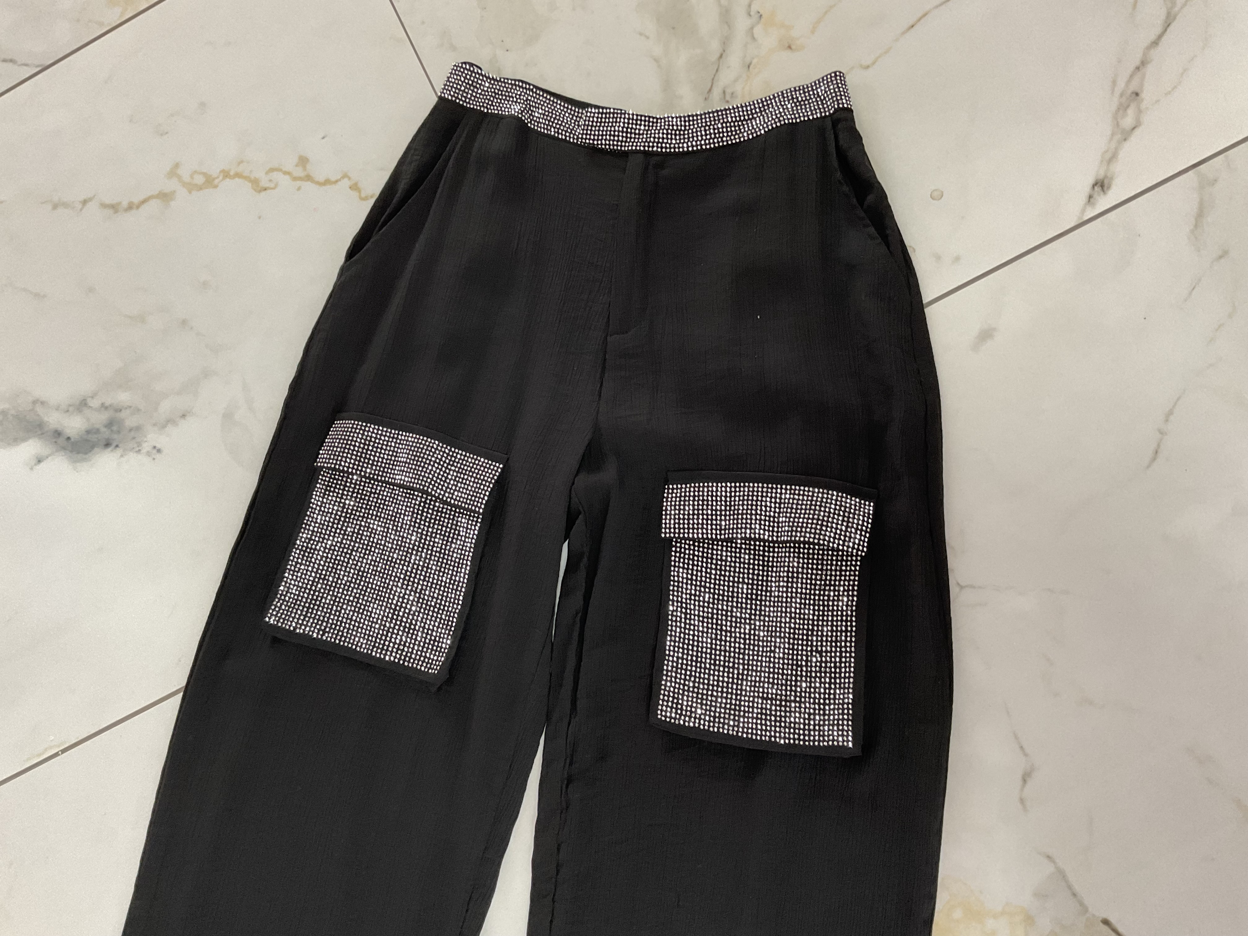 Pantalón Negro Pedrería Cadera y Bolsa